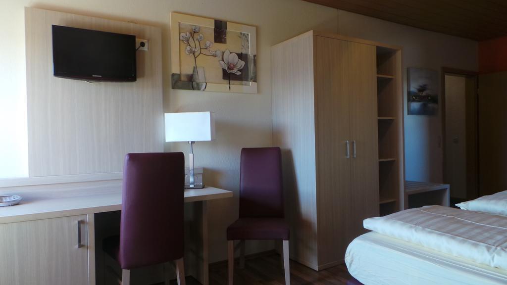 Rhoenblick Landhotel - Restaurant - Countrypub Petersberg  Bilik gambar