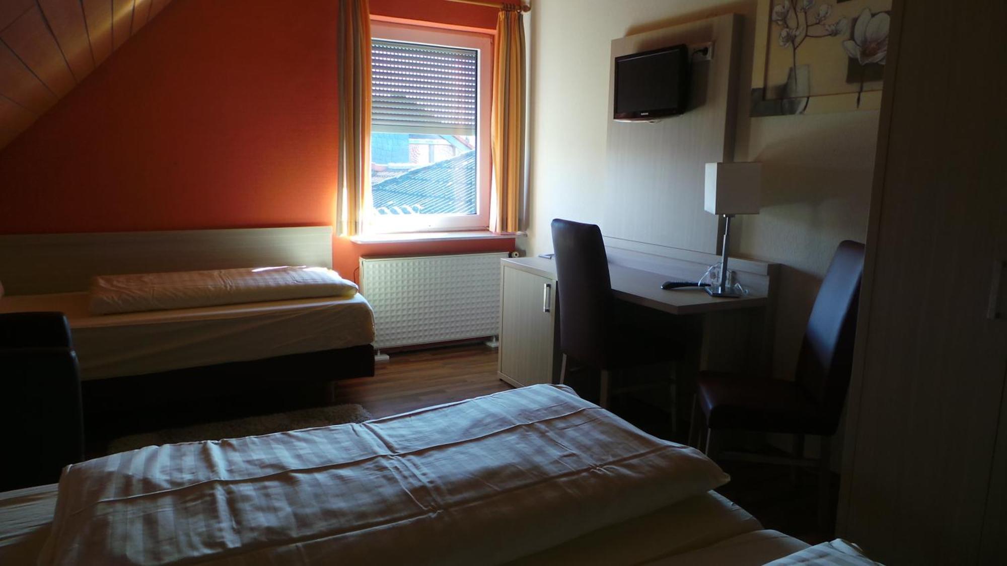Rhoenblick Landhotel - Restaurant - Countrypub Petersberg  Bilik gambar
