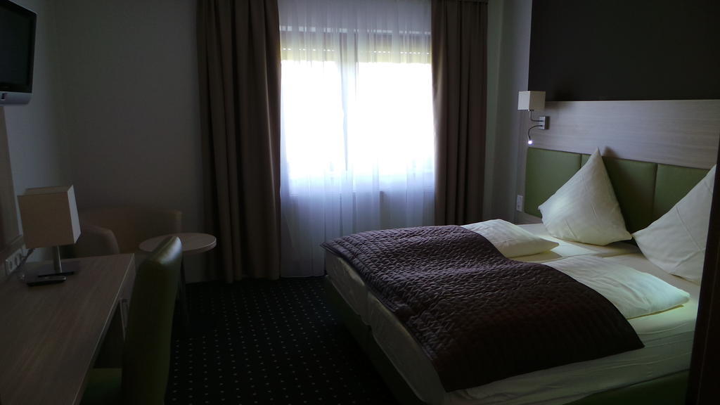 Rhoenblick Landhotel - Restaurant - Countrypub Petersberg  Bilik gambar